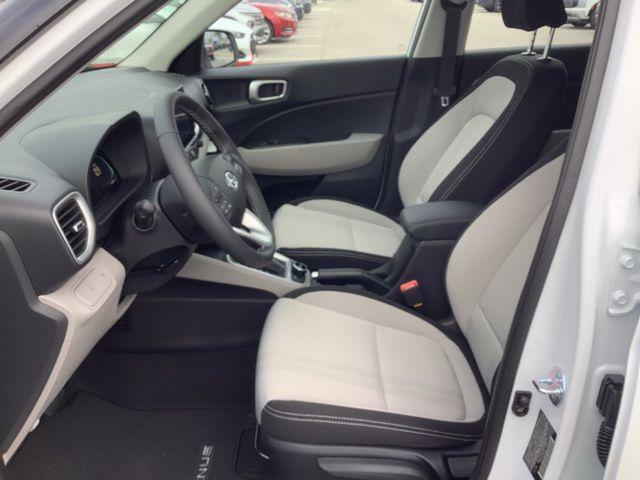 2026 Hyundai Venue SEL photo 3