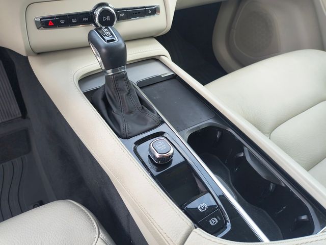 2022 Volvo XC90 T5 Momentum photo 15