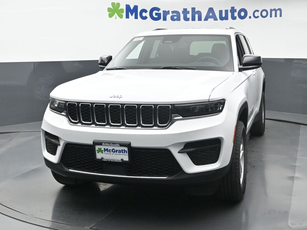 2025 Jeep Grand Cherokee Laredo photo 3