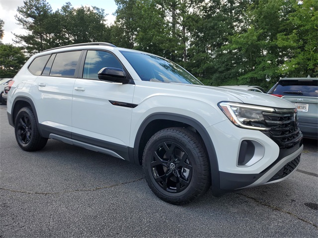 2025 Volkswagen Atlas Peak Edition SE photo 3