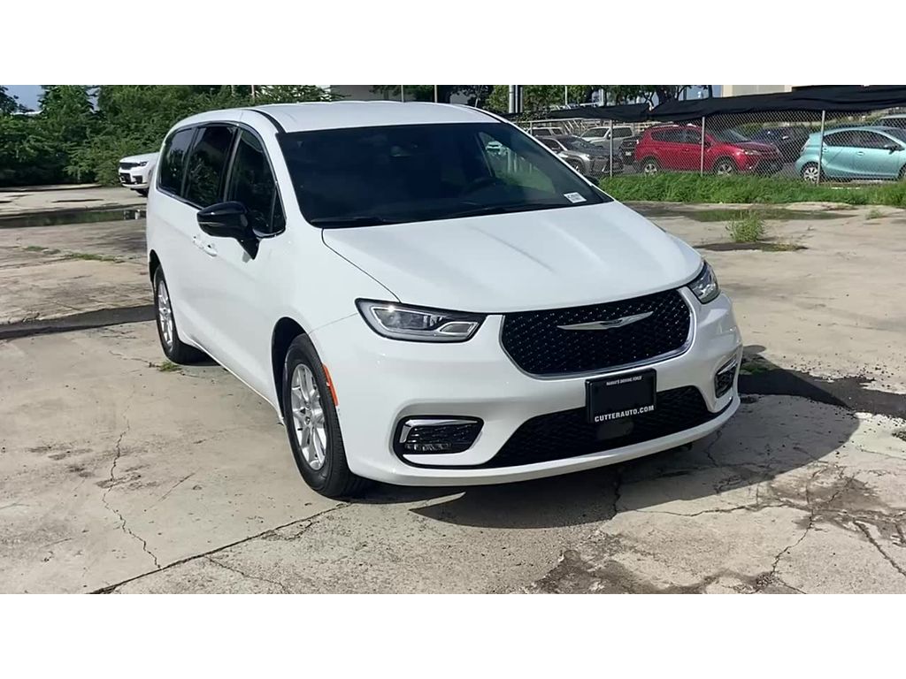 2026 Chrysler Pacifica Select's photo