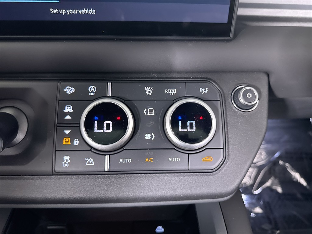 2025 Land Rover Defender 130 X-Dynamic SE photo 15
