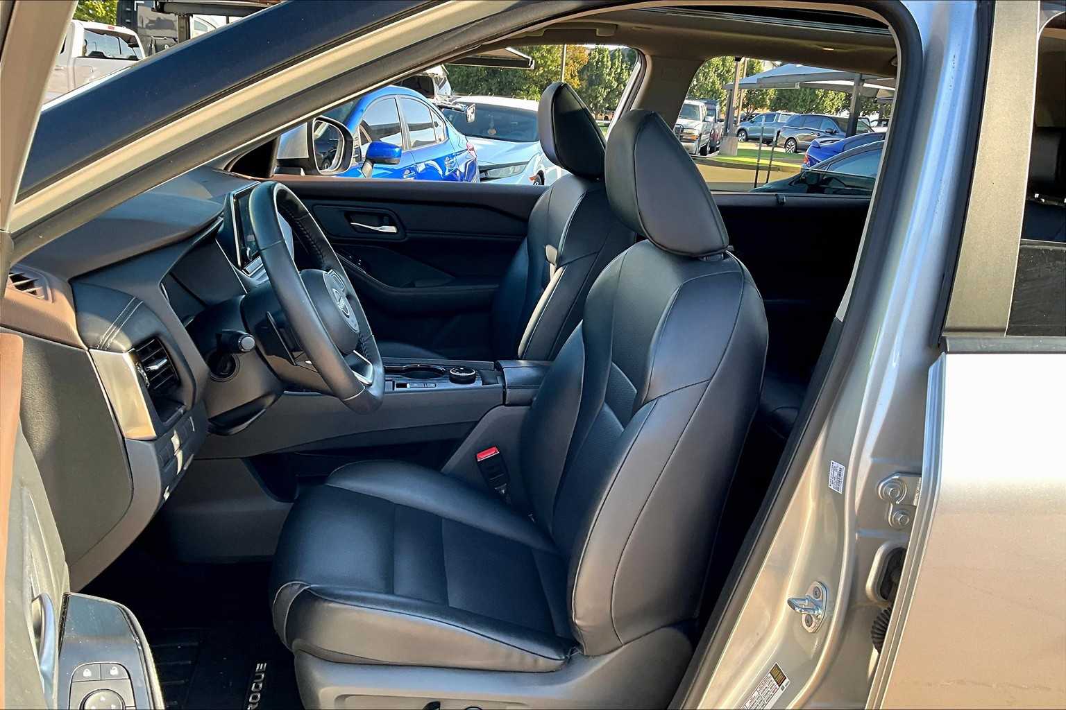2023 Nissan Rogue SV photo 7