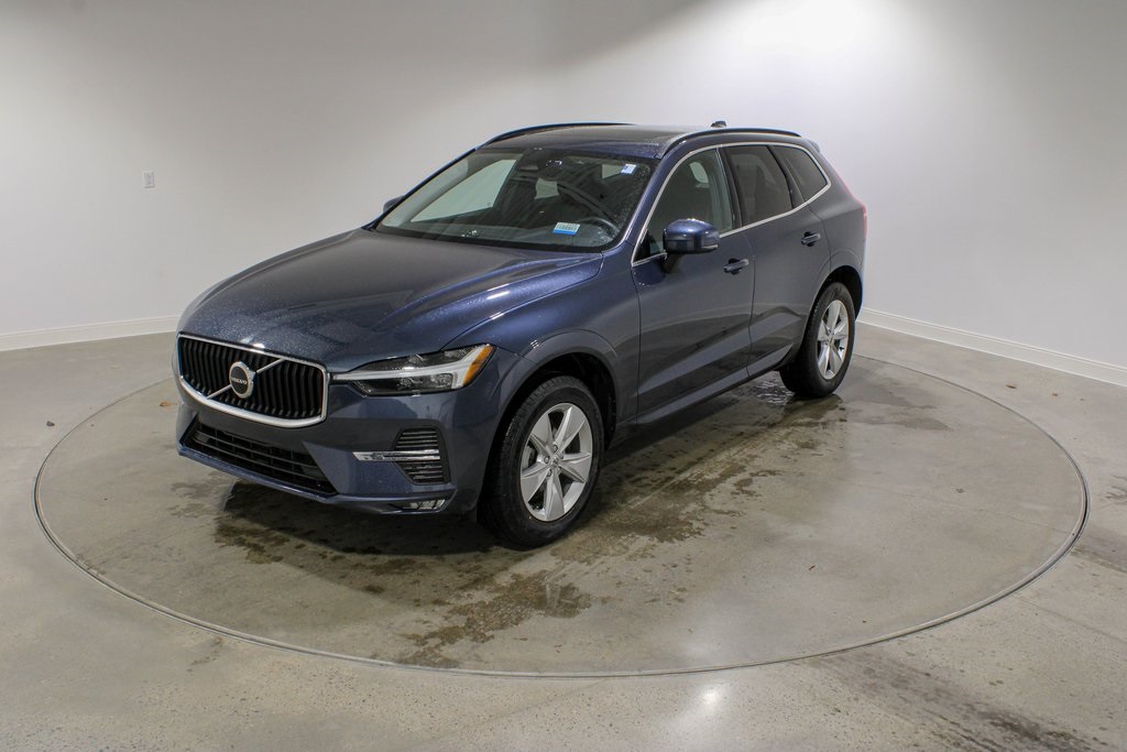2022 Volvo XC60 Momentum's photo