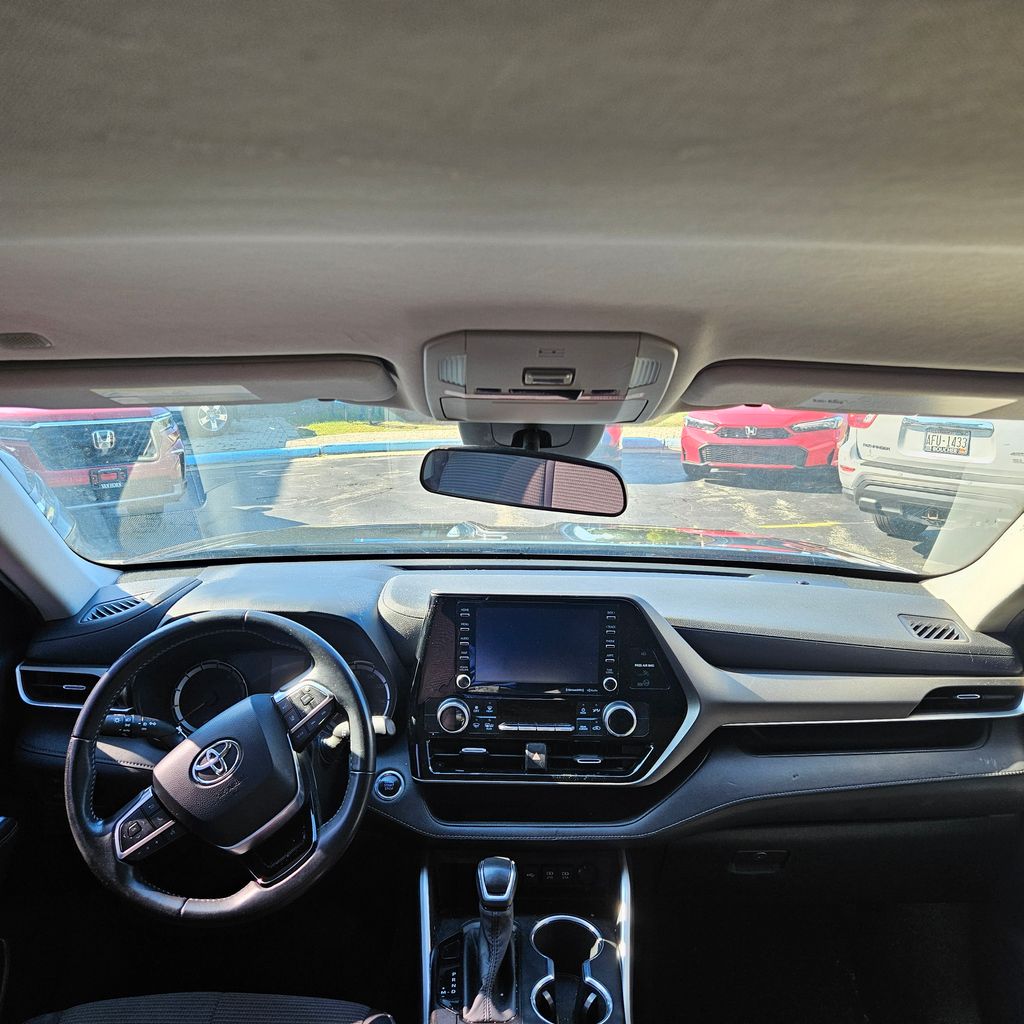 2020 Toyota Highlander LE photo 9
