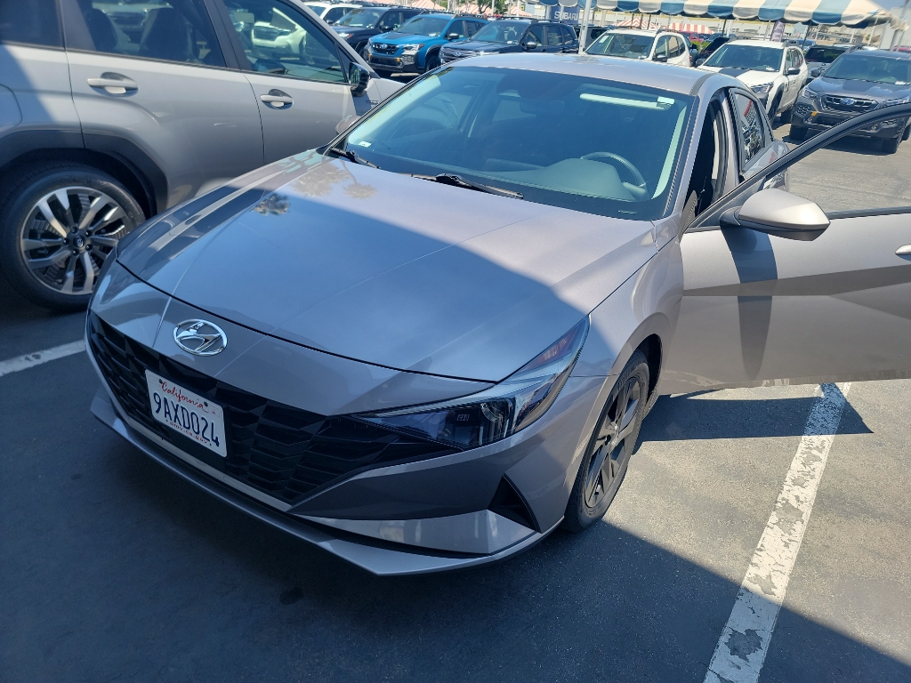 2022 Hyundai Elantra SEL Convenience photo 2