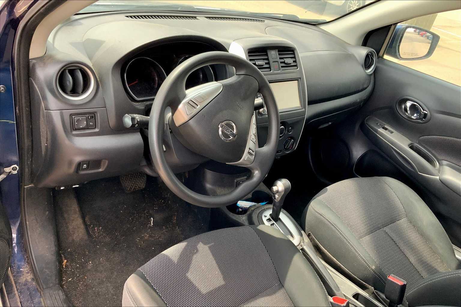 2019 Nissan Versa SV photo 5