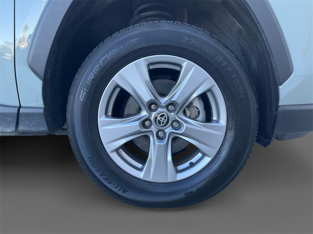 2023 Toyota RAV4 XLE photo 13