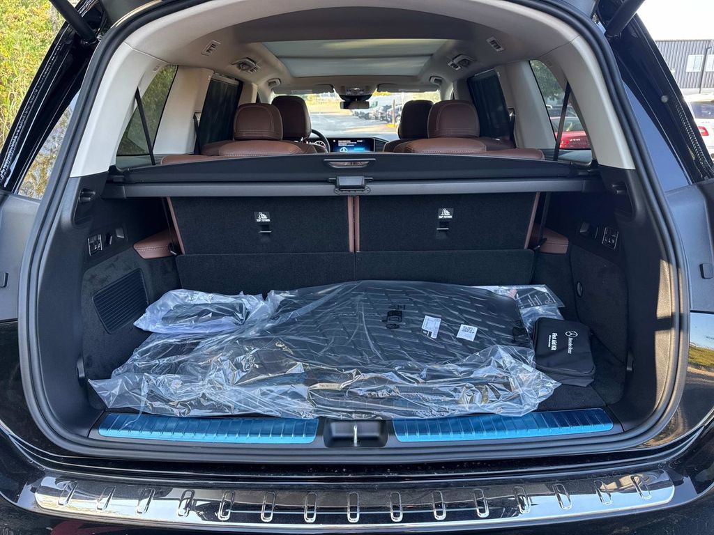 2026 Mercedes Benz GLS 450 4MATIC photo 4