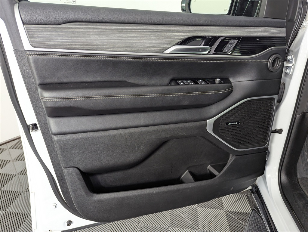 2023 Jeep Wagoneer L Series III photo 16