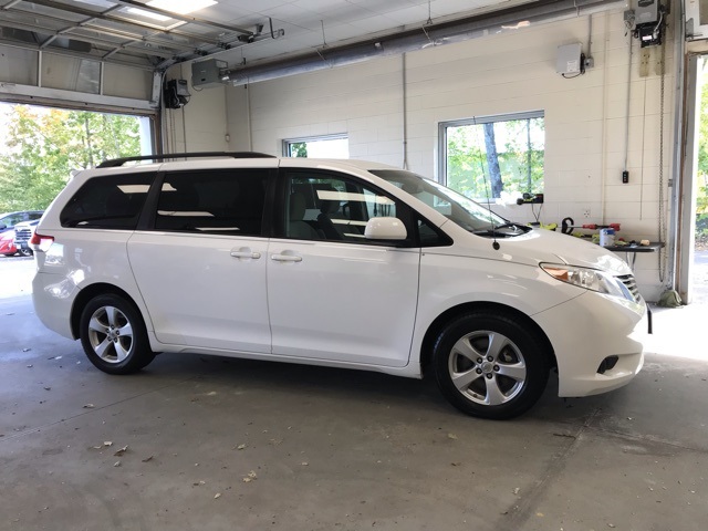 2014 Toyota Sienna LE photo 2
