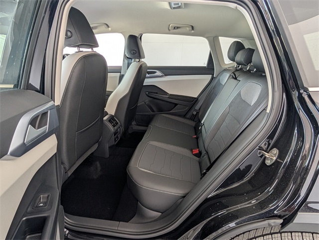 2025 Volkswagen Taos SE photo 6