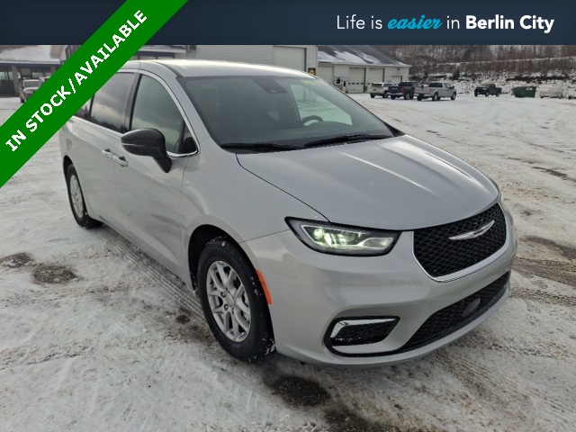 2026 Chrysler Pacifica Select's photo