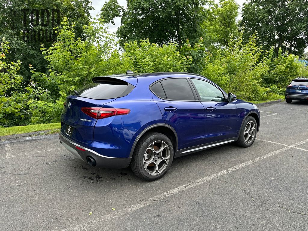 2022 Alfa Romeo Stelvio Ti photo 5