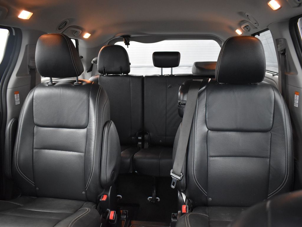 2017 Toyota Sienna SE photo 19