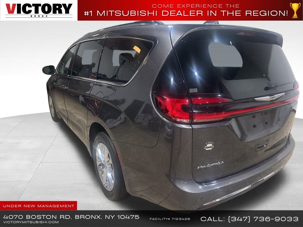 2021 Chrysler Pacifica Touring L photo 3