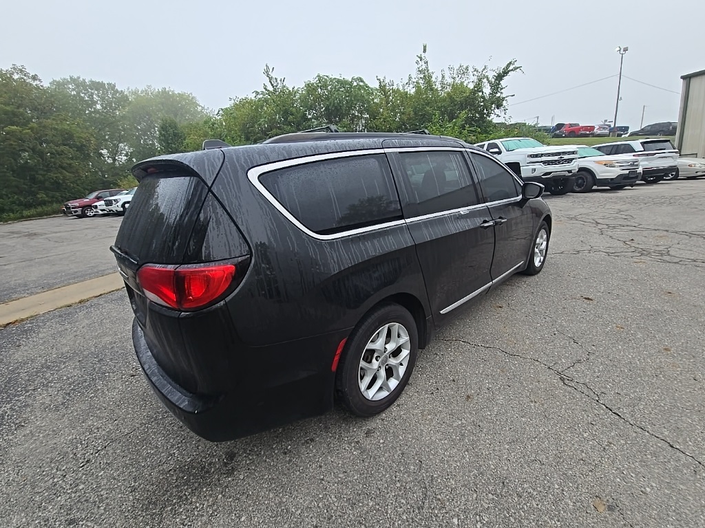 2017 Chrysler Pacifica Touring L photo 8