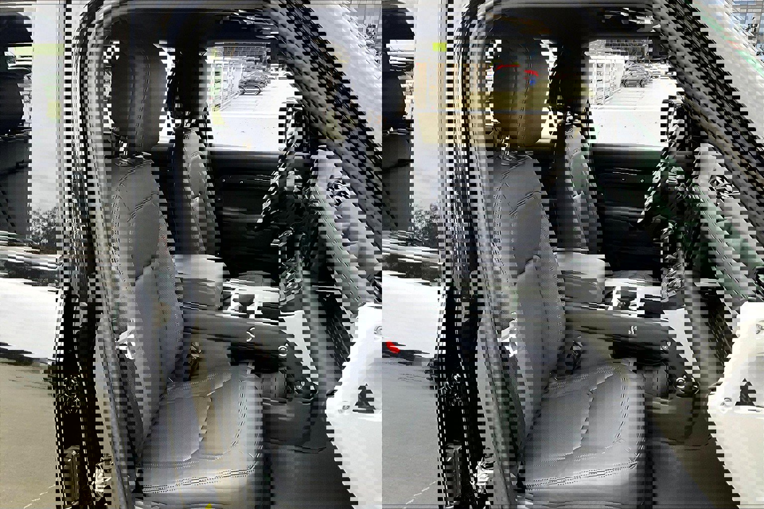 2025 Land Rover Defender 110 X-Dynamic SE photo 6