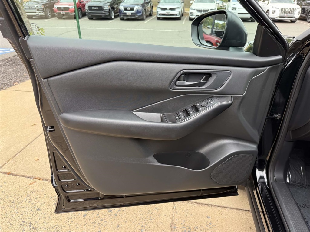 2025 Nissan Rogue S photo 19