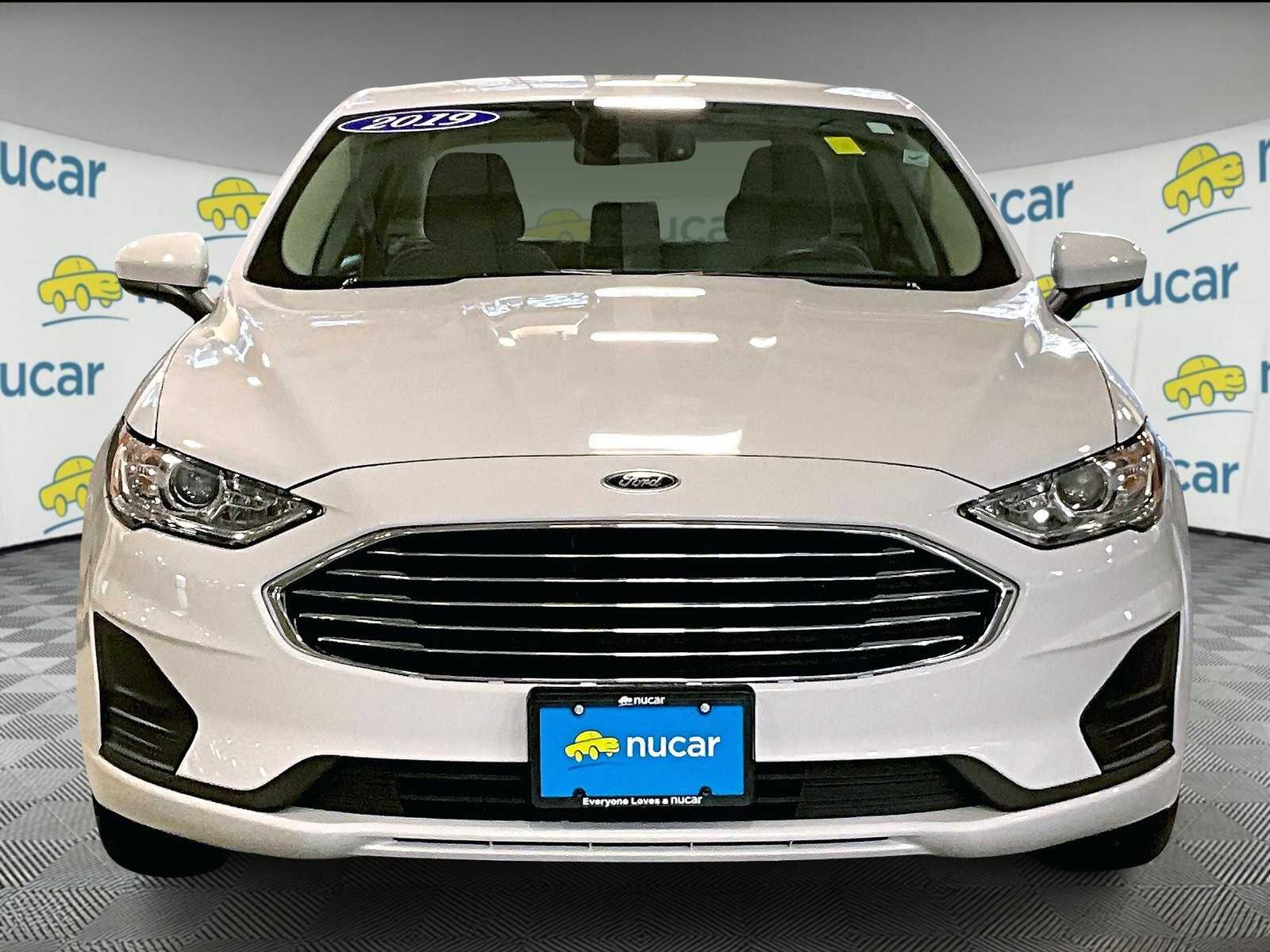 2019 Ford Fusion SE photo 2