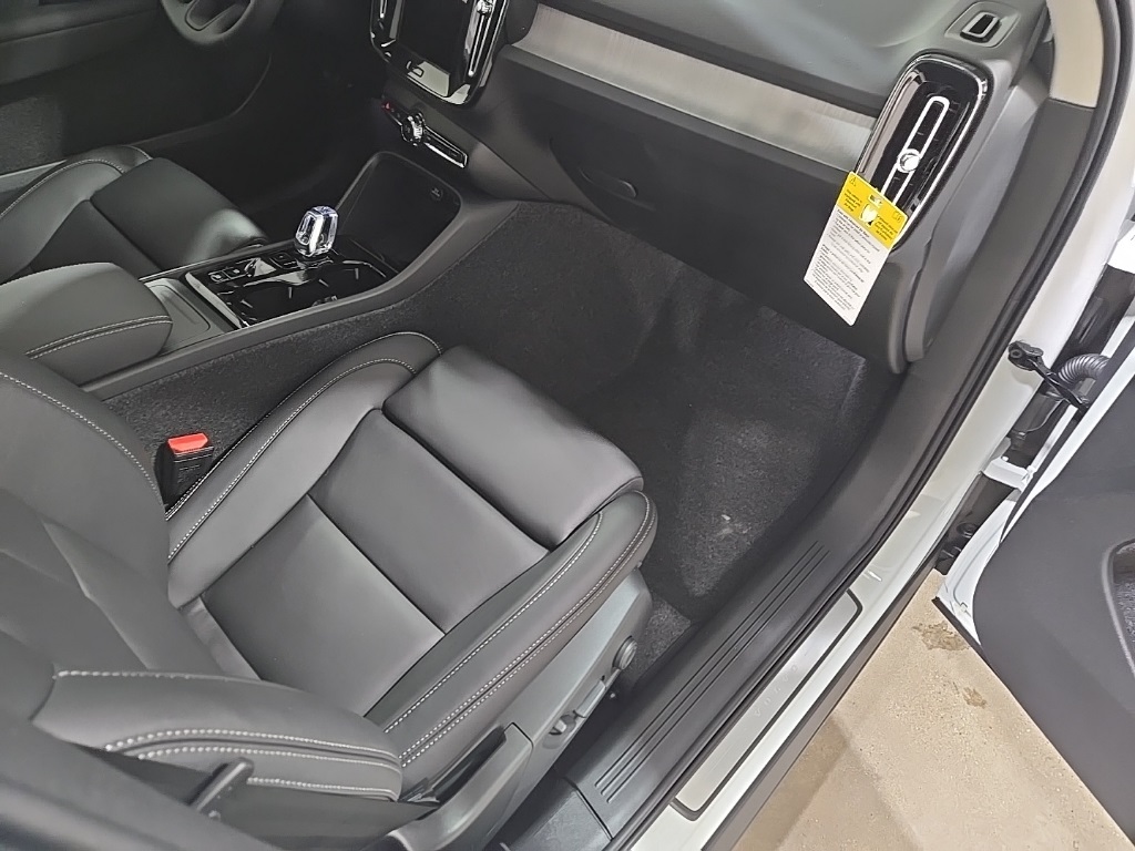 2026 Volvo XC40 Plus photo 21