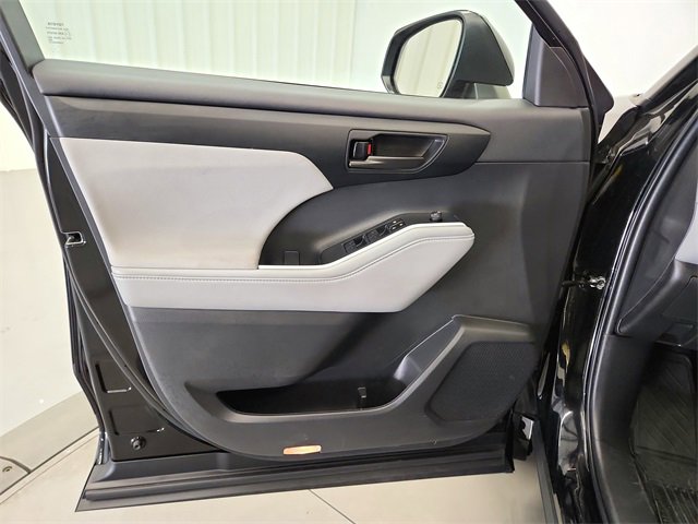 2023 Toyota Highlander L photo 22