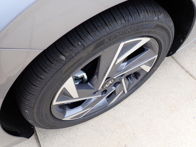 2025 Hyundai Elantra Limited photo 10