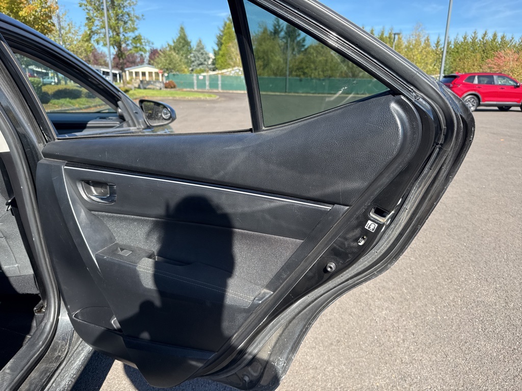2017 Toyota Corolla LE photo 21