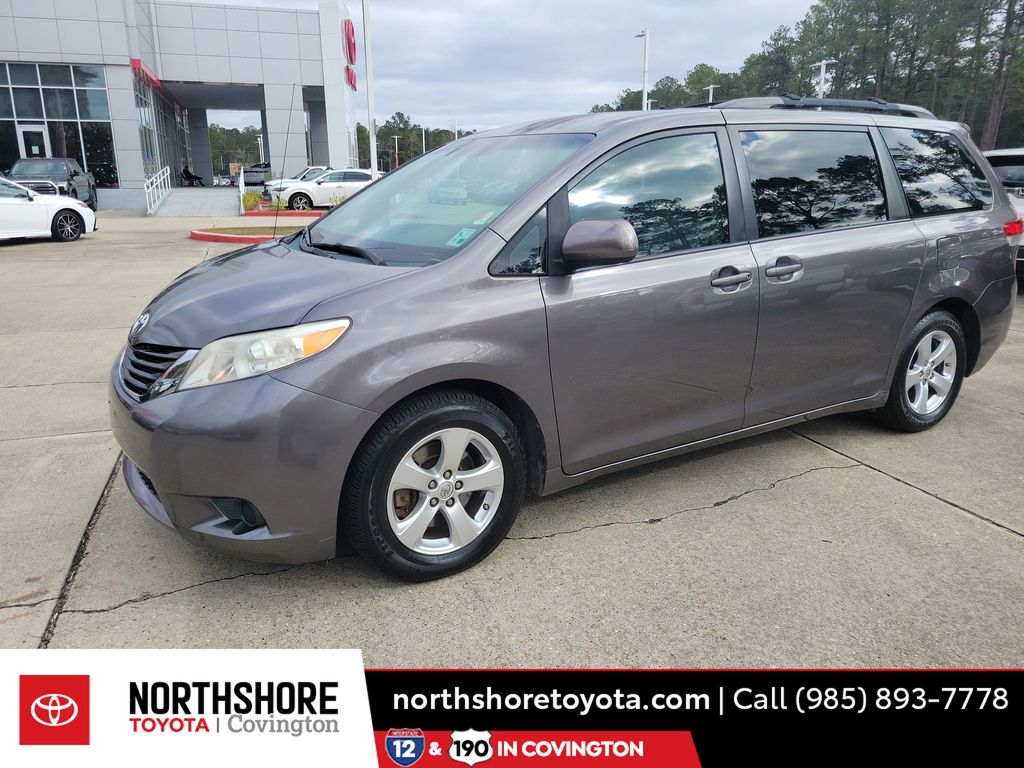 2013 Toyota Sienna LE's photo