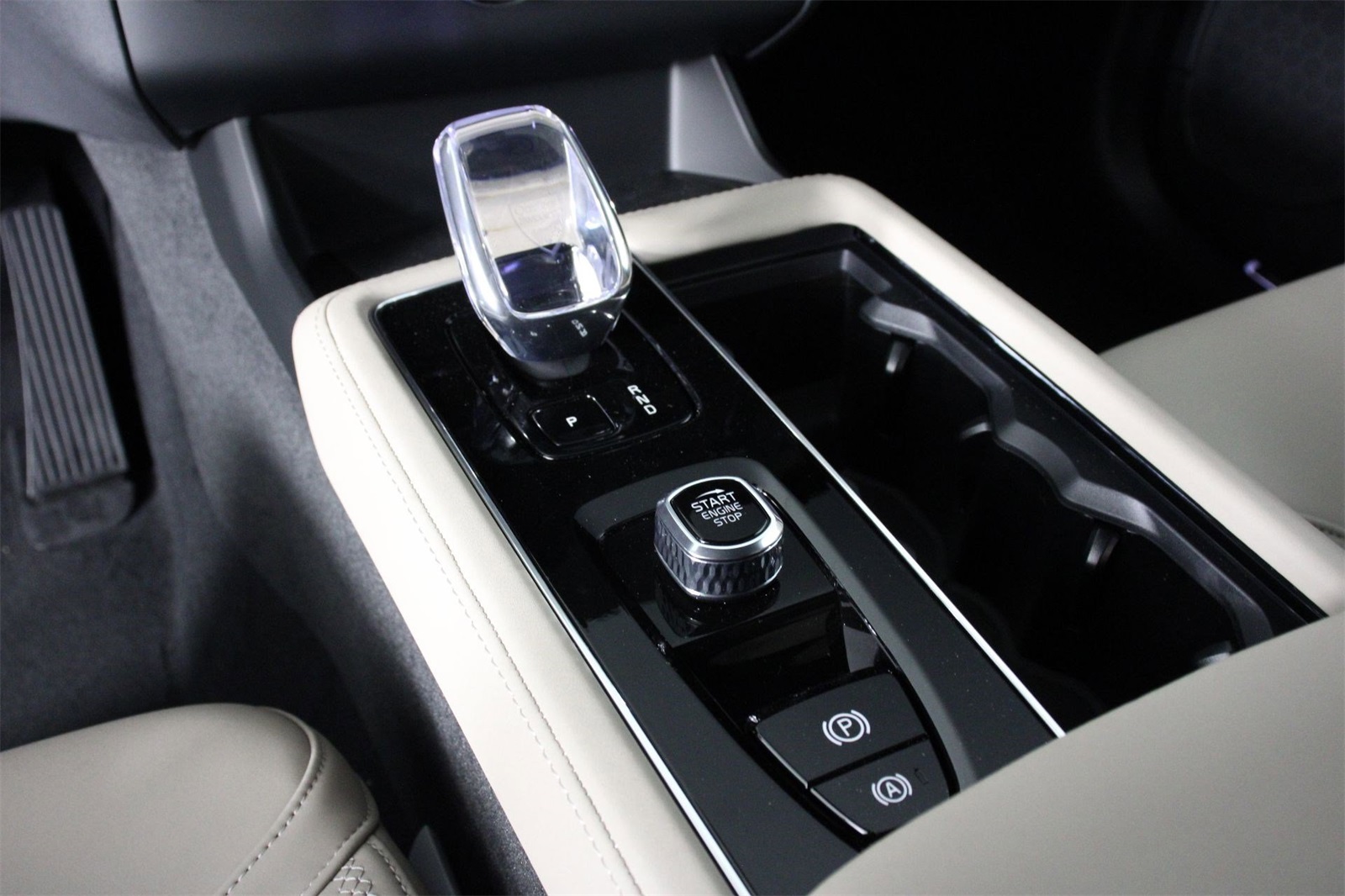 2026 Volvo XC90 T8 Core photo 7