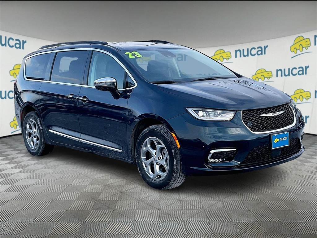 2023 Chrysler Pacifica Limited's photo