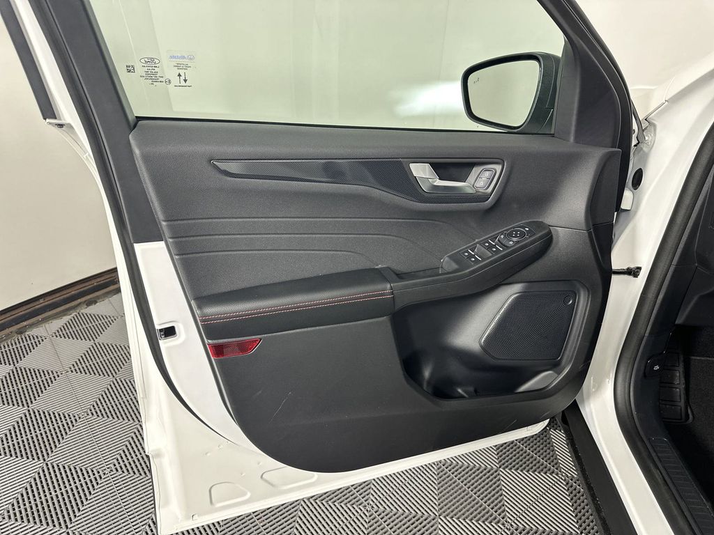 2025 Ford Escape ST-Line photo 9