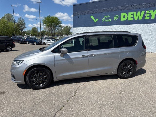 2021 Chrysler Pacifica Touring photo 2