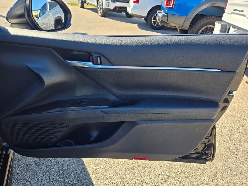 2021 Toyota Camry SE photo 3