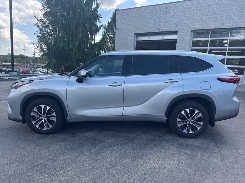 2021 Toyota Highlander XLE photo 6