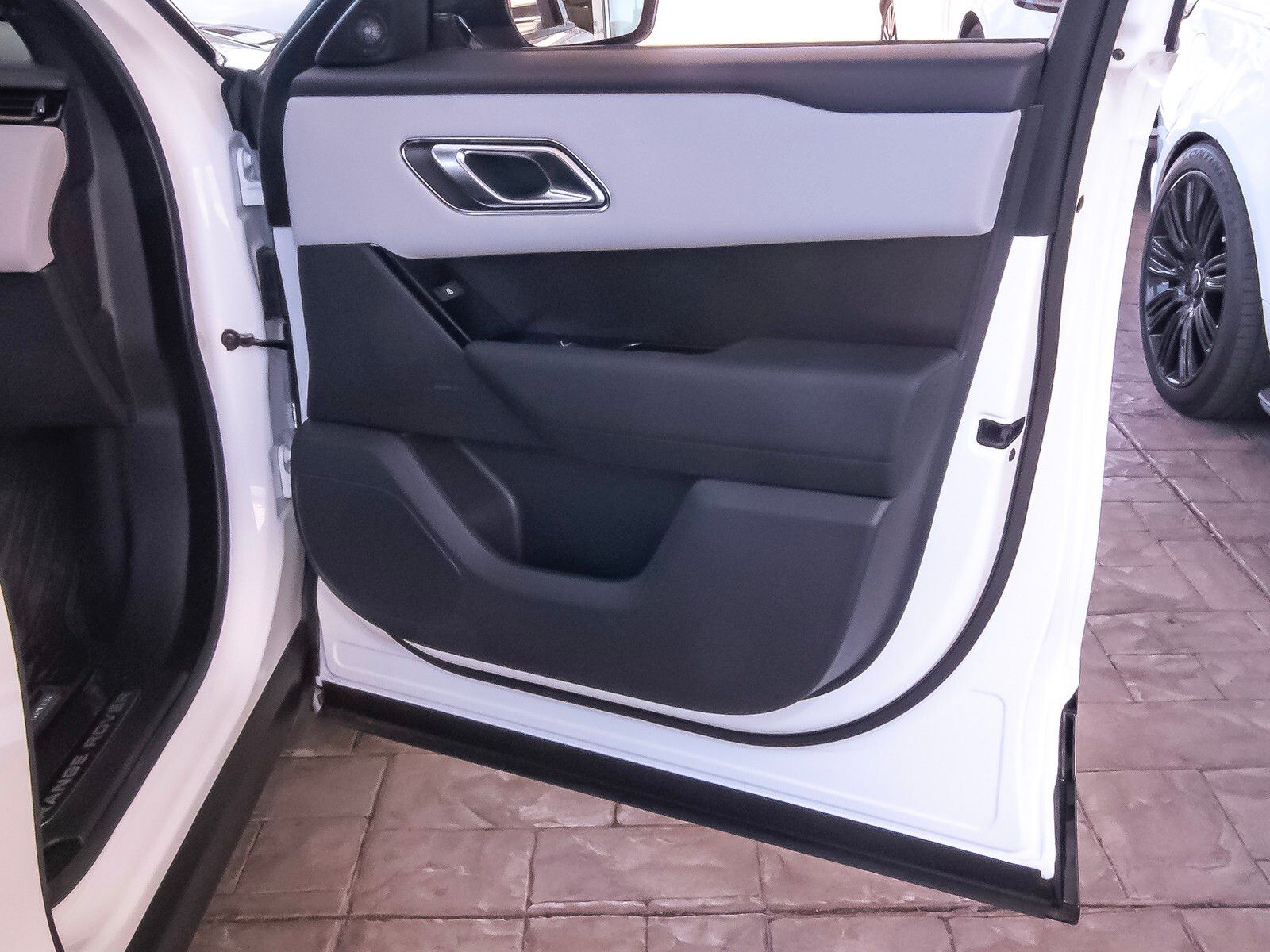 2026 Land Rover Range Rover Velar SE photo 41
