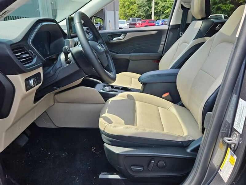 2022 Ford Escape Titanium Hybrid photo 5