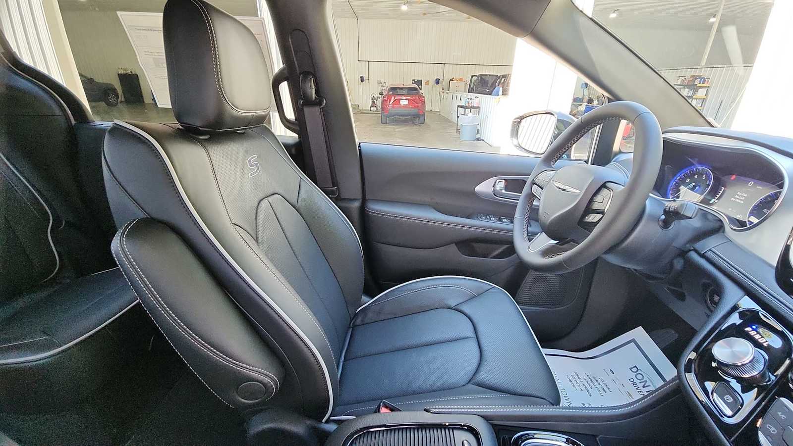 2026 Chrysler Pacifica Limited photo 13
