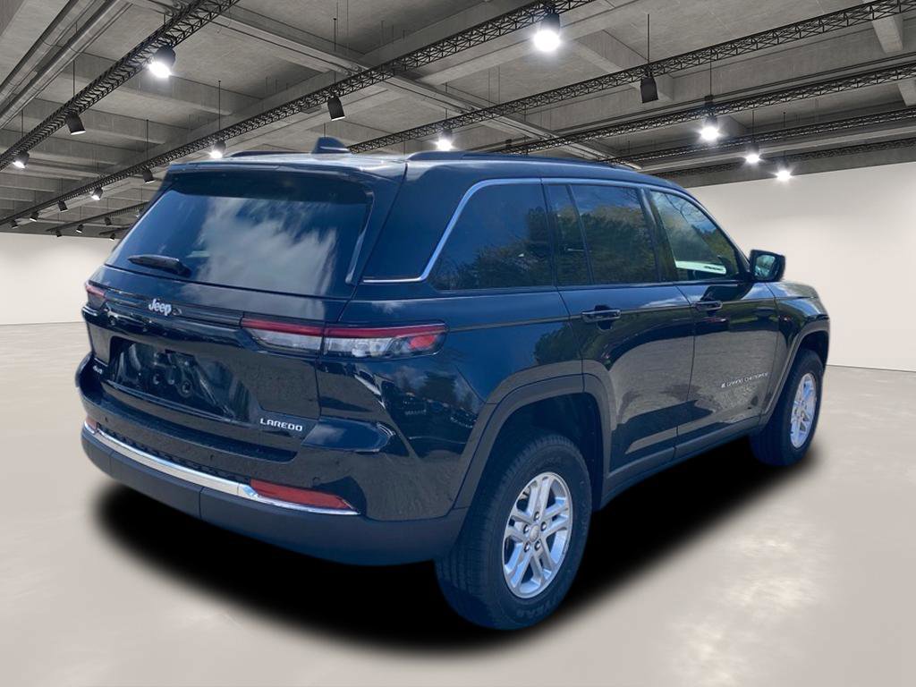 2025 Jeep Grand Cherokee Laredo photo 4