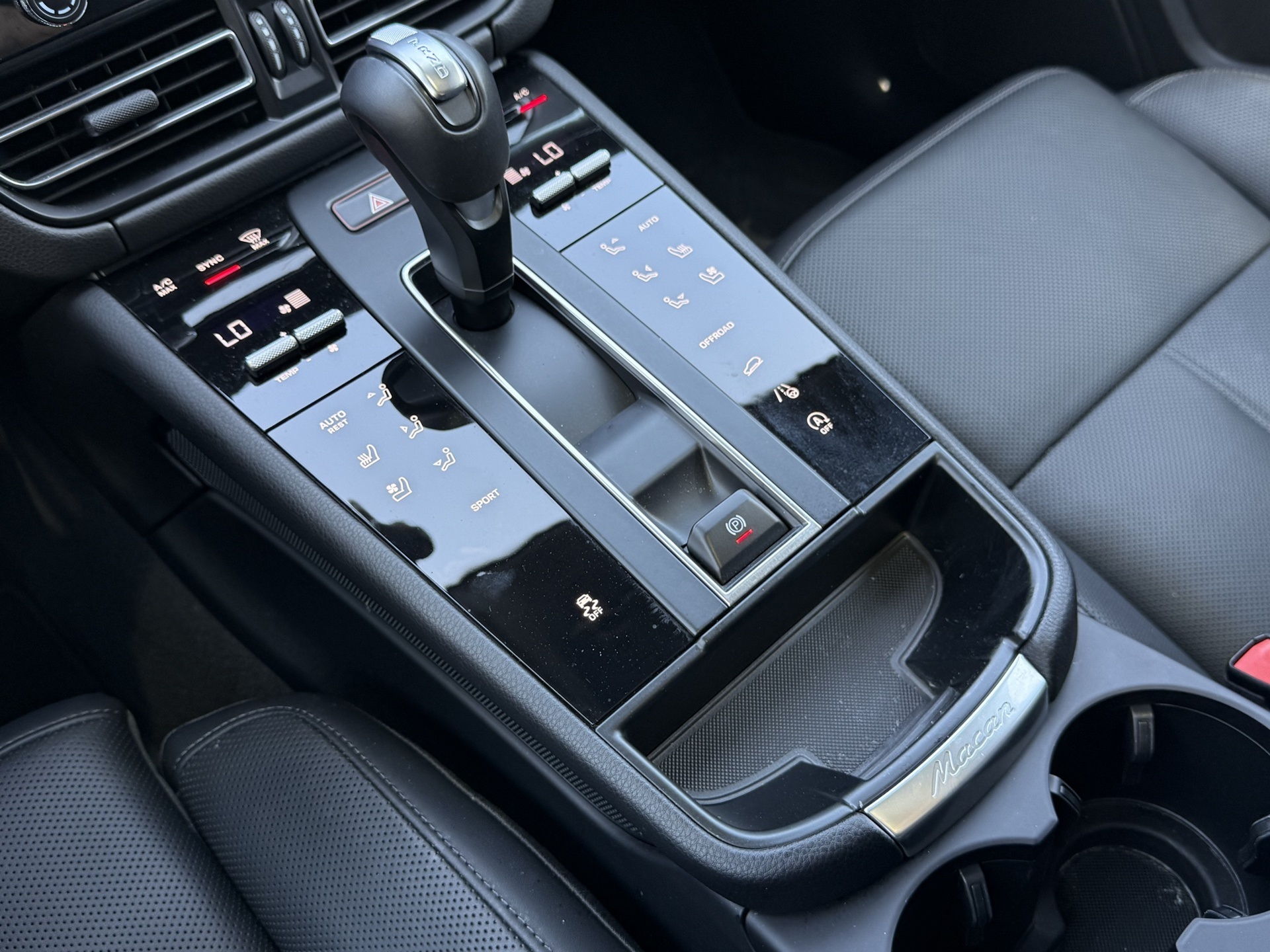 2025 Porsche Macan T photo 19