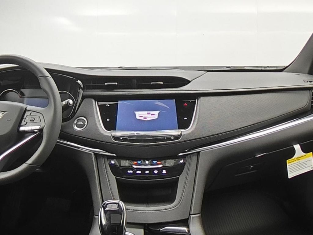 2025 Cadillac XT6 Luxury photo 9