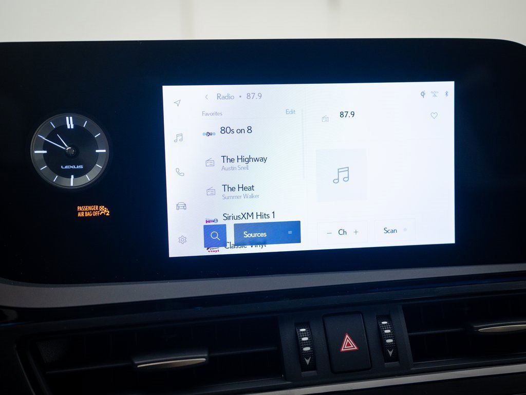 2025 Lexus ES 300h photo 25