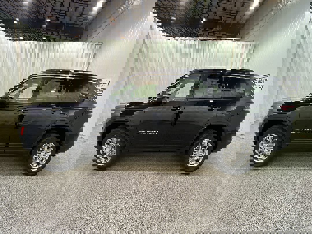 2025 Jeep Grand Cherokee Laredo X photo 2