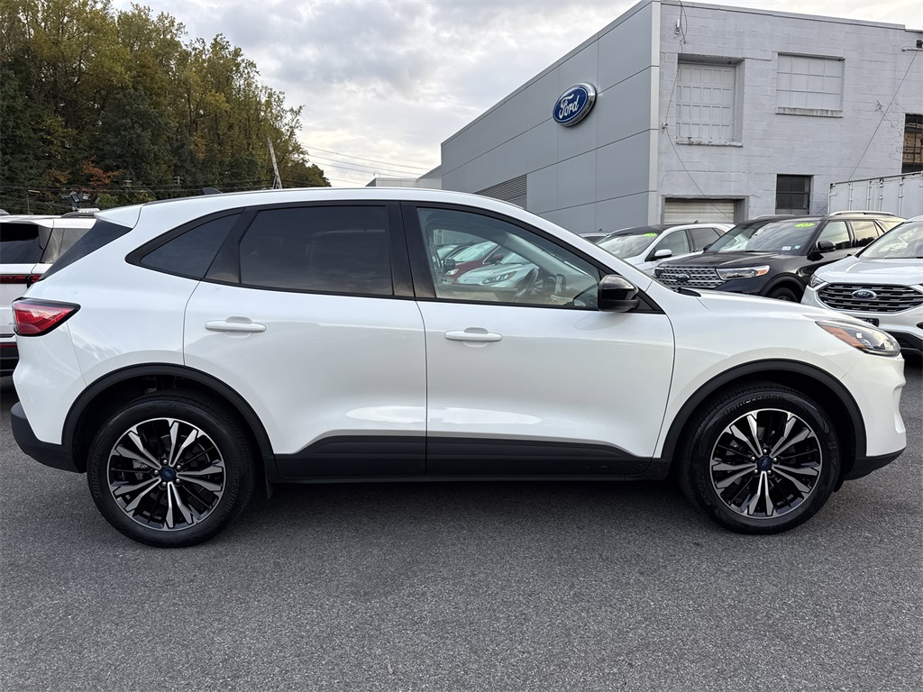 2022 Ford Escape SE photo 2