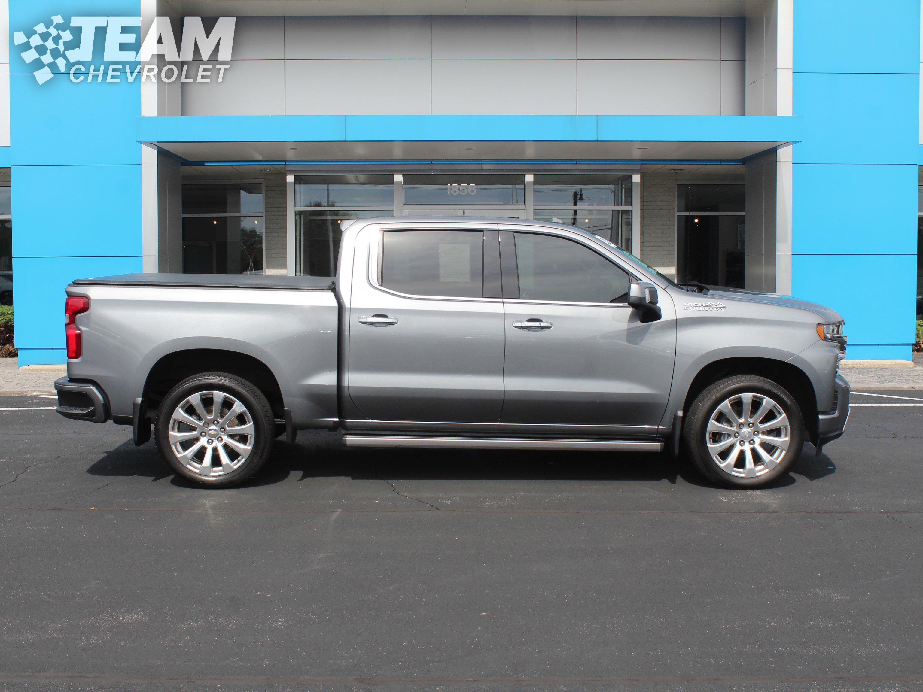 2022 Chevrolet Silverado 1500 High Country photo 2