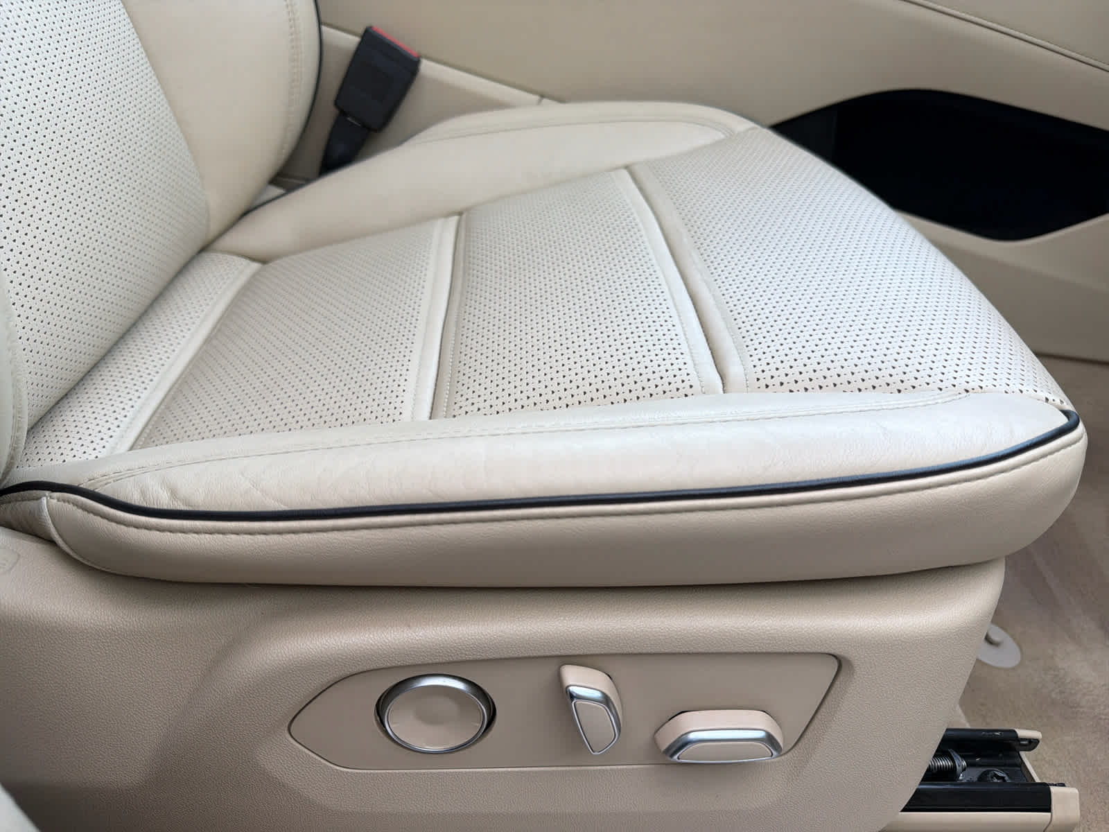 2021 Cadillac Escalade Premium Luxury photo 9