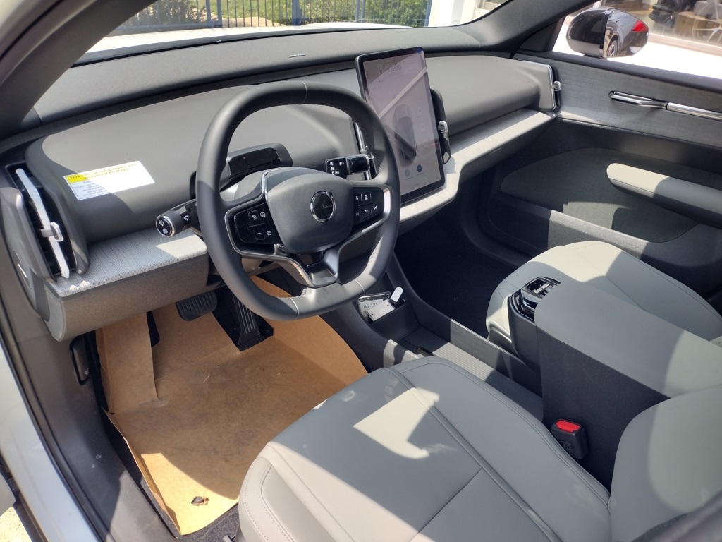 2025 VOLVO EX30 - Image 9