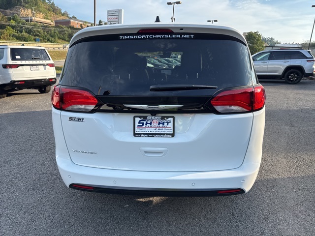 2026 Chrysler Voyager LX photo 4