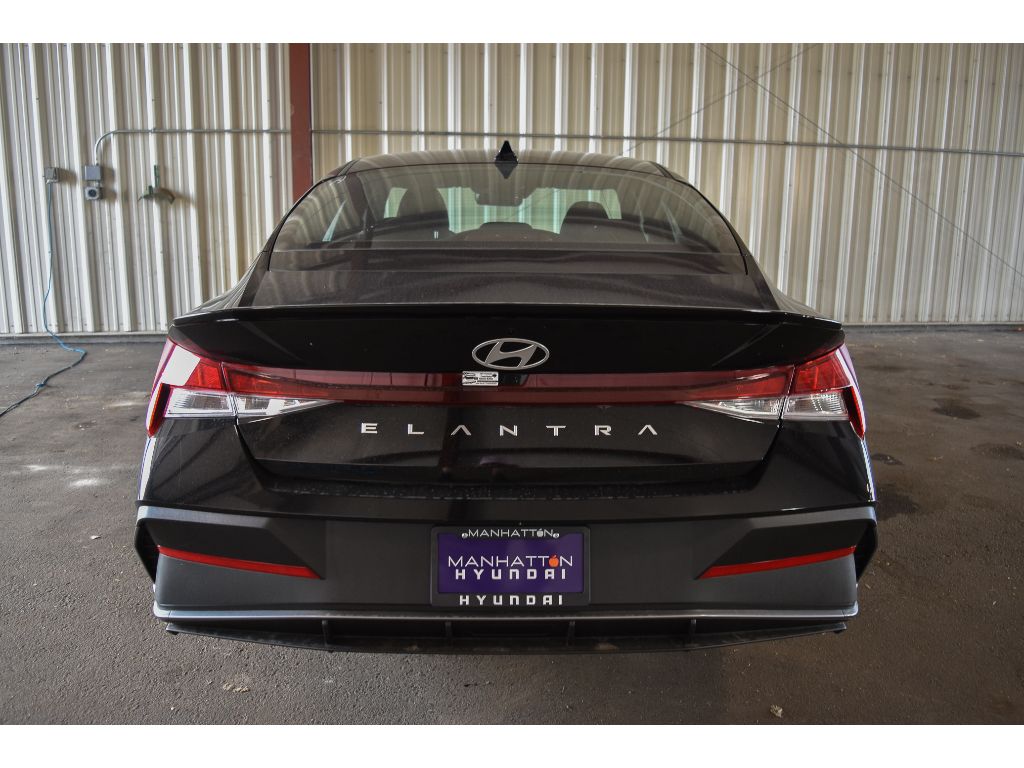 2025 Hyundai Elantra SEL Sport photo 9