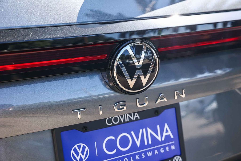 2026 Volkswagen Tiguan SE photo 2